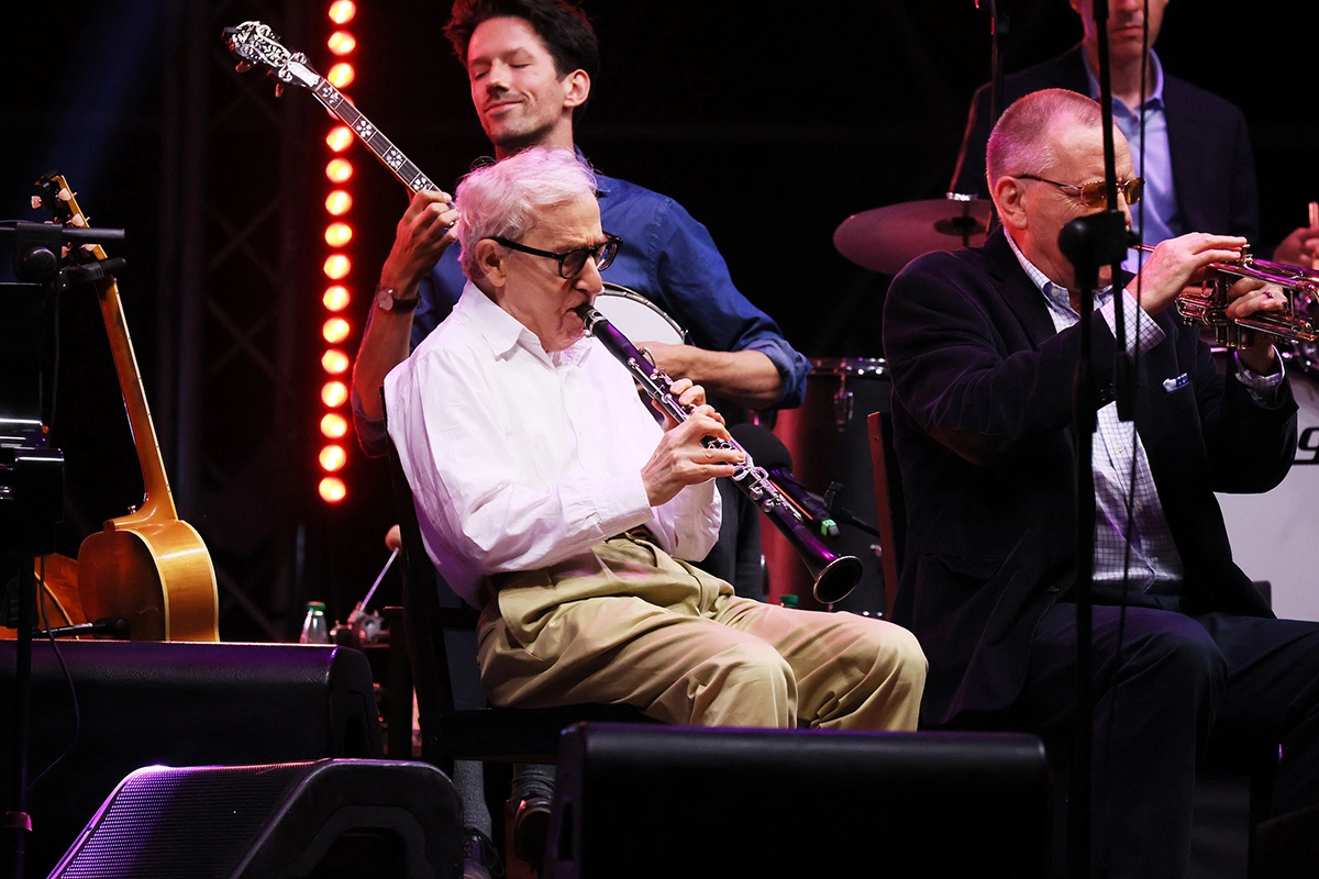Вуди Аллен играет на кларнете в составе The New Orleans Jazz Band на музыкальном фестивале «Рим встречает мир», 16 сентября 2023 года