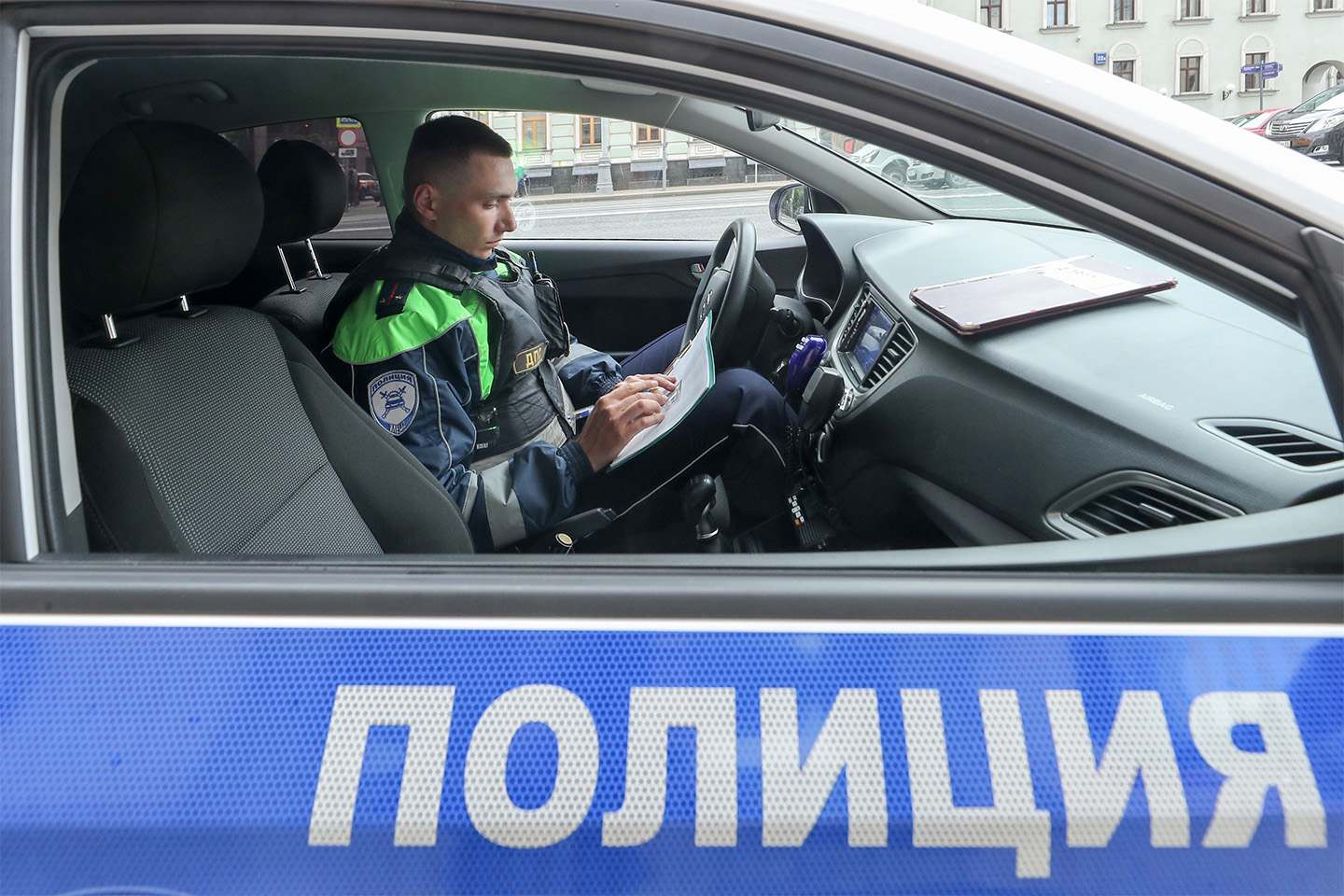 Перед трудоустройством в ГАИ кандидат обязательно проходит врачебную комиссию.&nbsp;