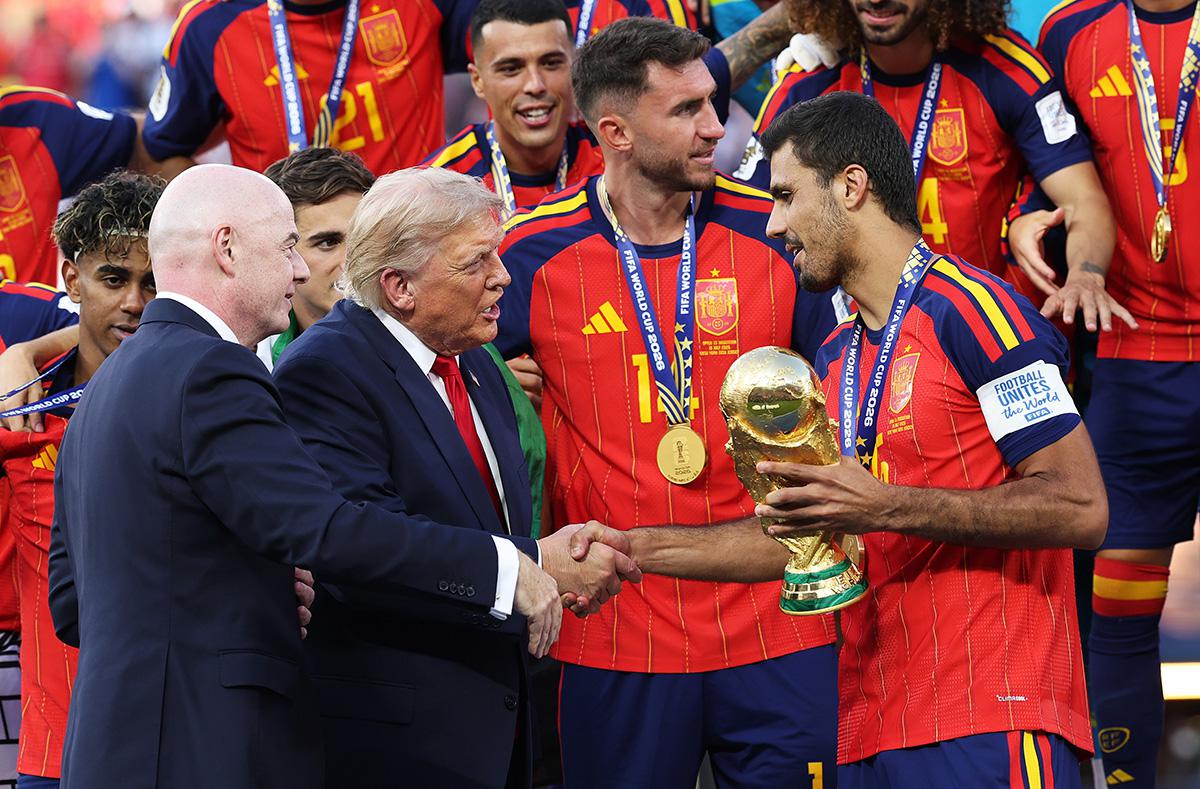 Президент США Дональд Трамп и президент FIFA Джанни Инфантино во время награждения в финале Чемпионата мира по футболу в Нью-Джерси