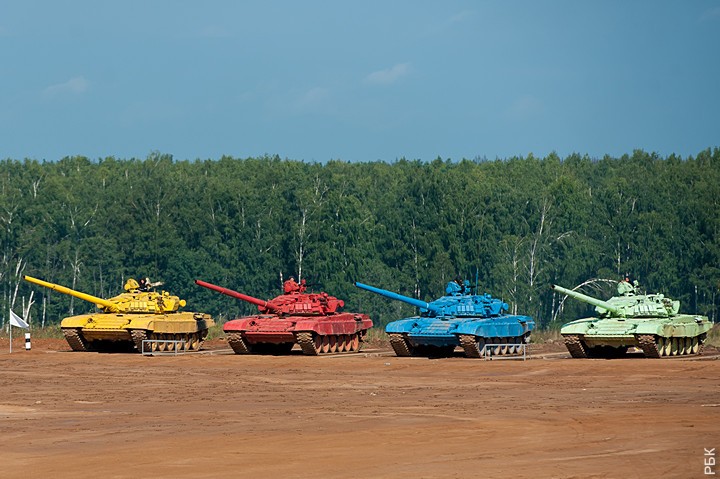Олимпиада от С.Шойгу: разноцветные танки осваивают биатлон