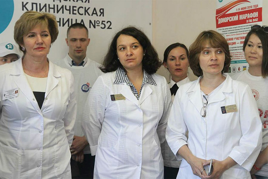 Елена Мисюрина (в центре)