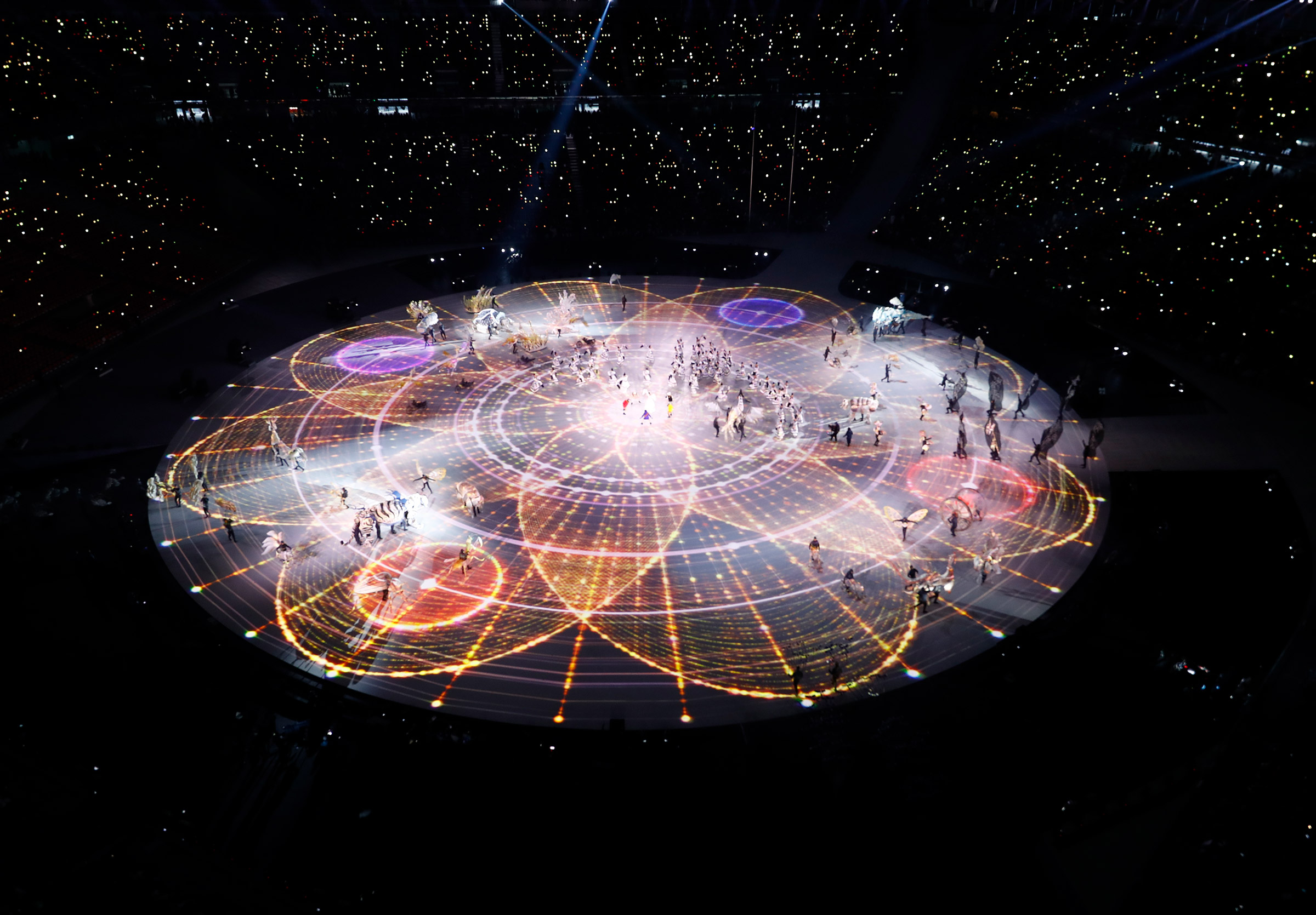 Флаг Южной Кореи вынесли восемь именитых корейских спортсменов, после чего на стадионе прозвучал национальный гимн республики.
