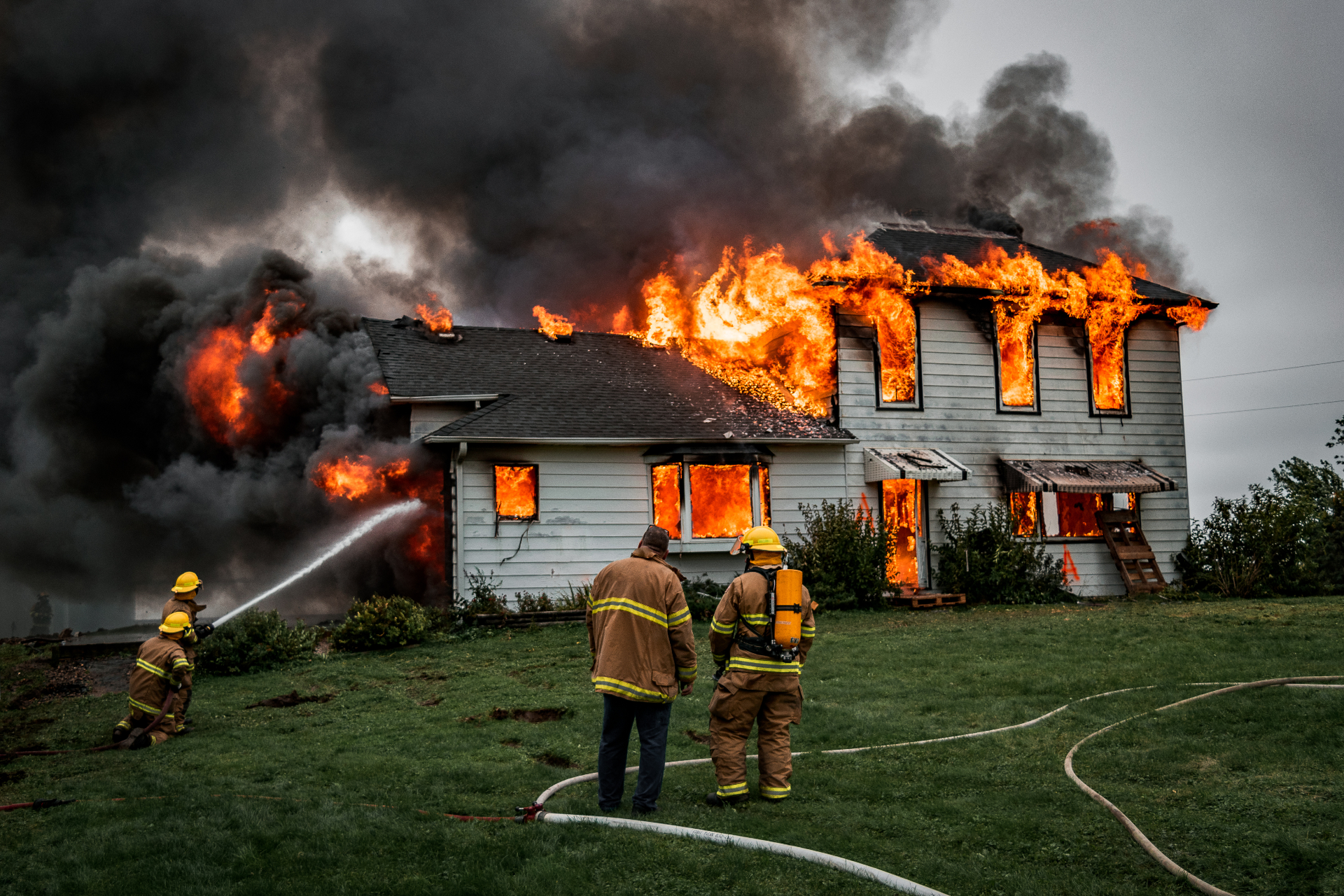 Требования пожарной безопасности усложняет строительство частных деревянных домов