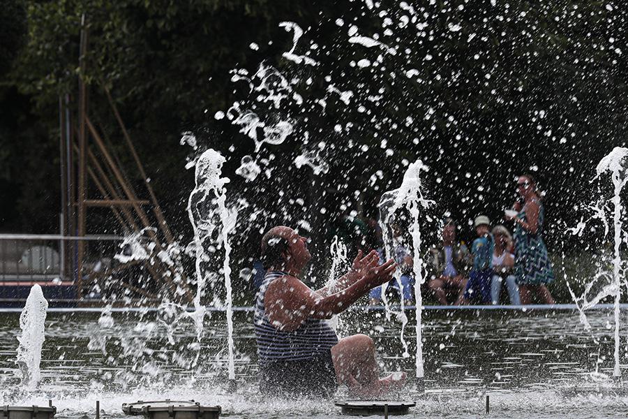 Крестный ход и купание в фонтанах: как прошел День ВДВ. Фоторепортаж