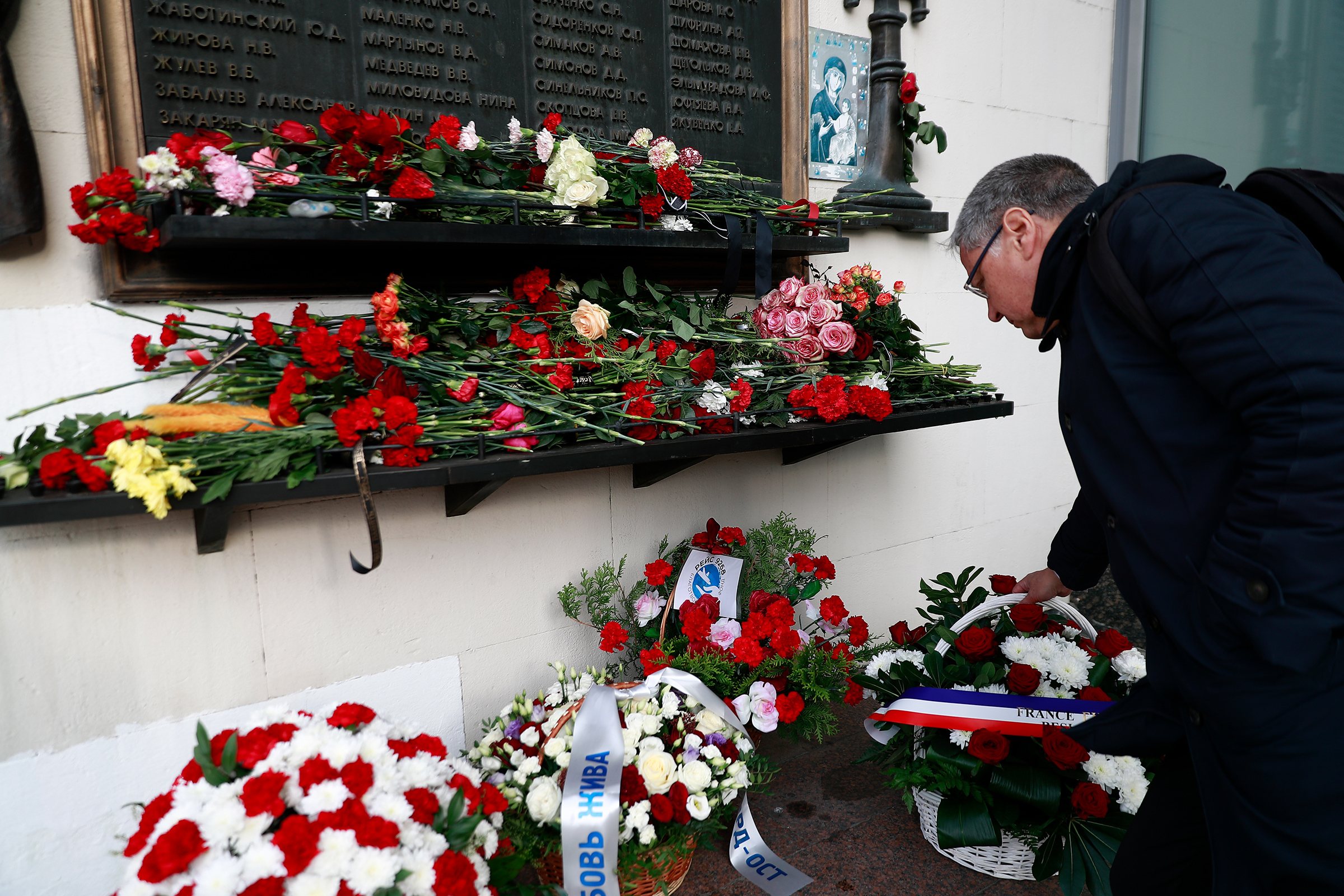 Президент французской некоммерческой ассоциации &laquo;Франция Европа Беслан&raquo; (France Europe Beslan) Кристиан Матон возложил цветы в память о жертвах трагедии&nbsp;