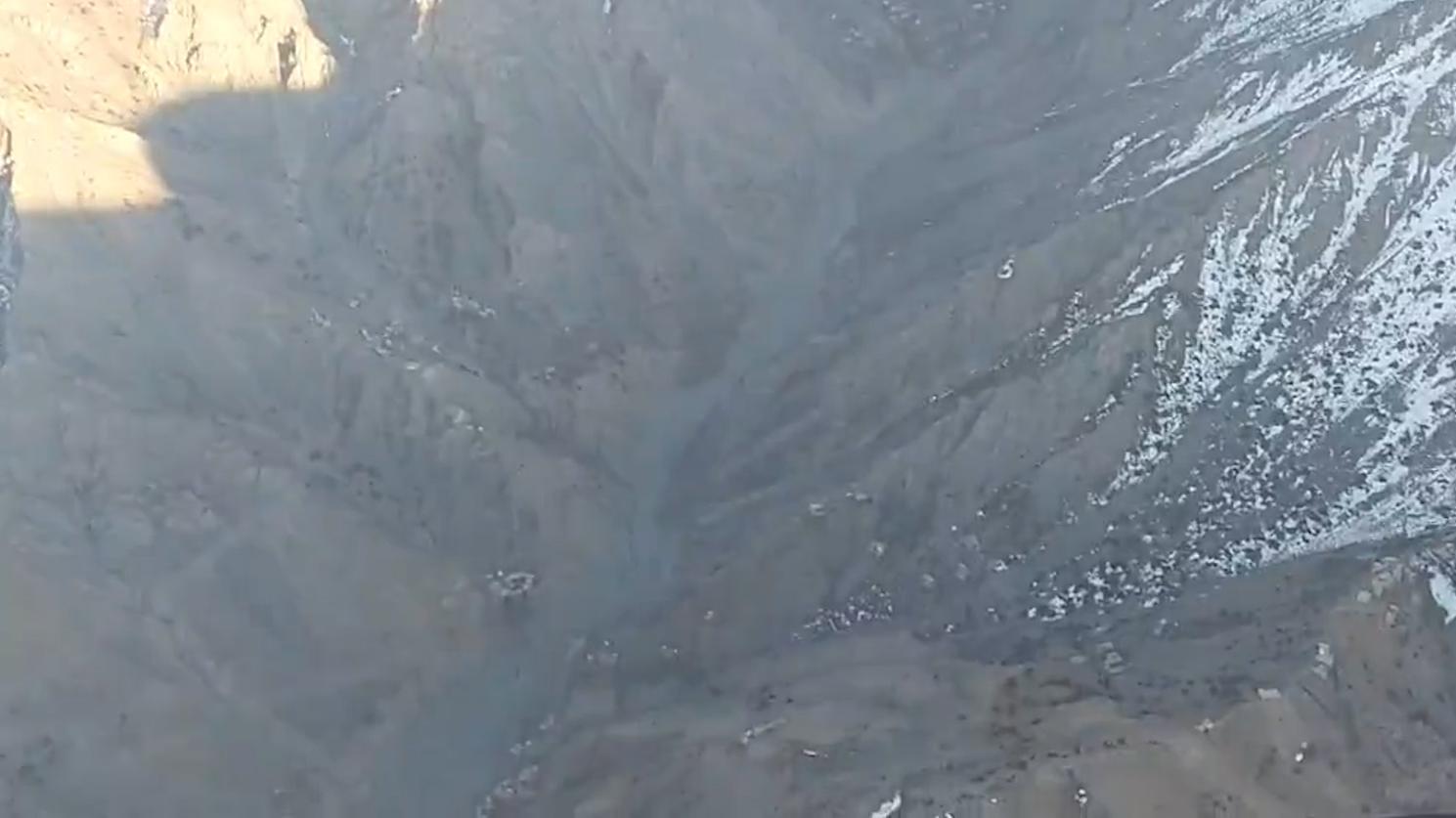 При крушении самолета в Афганистане выжили четыре человека