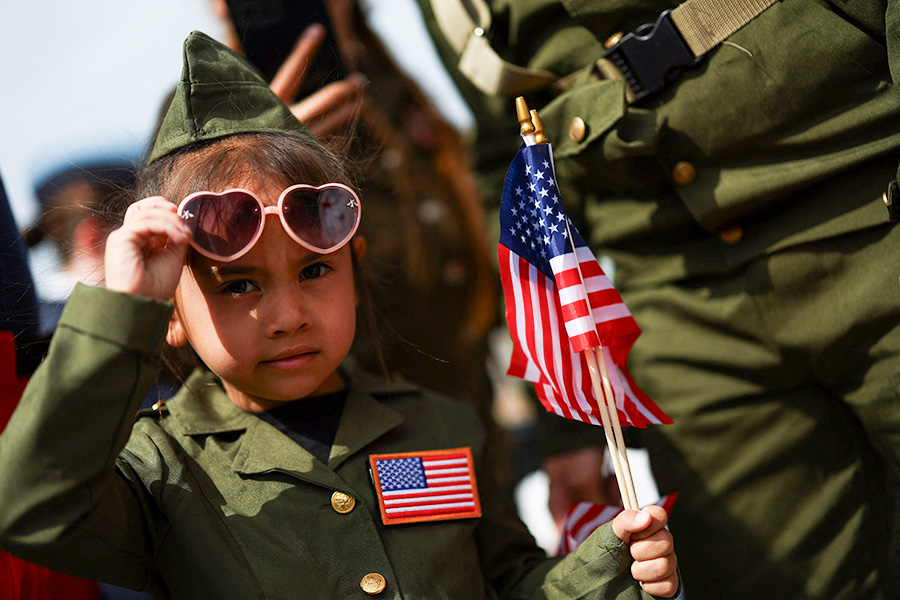 4-летняя девочка из Техаса&nbsp;наблюдает за парадом по случаю 80-летия высадки союзных сил в Арроманше.