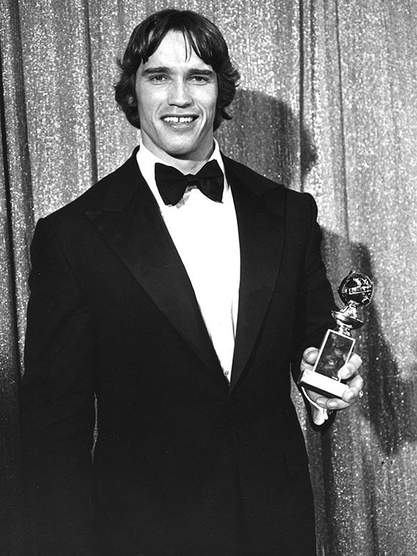 Арнольд Шварценеггер получает свою первую премию «Золотой глобус» за лучший мужской актерский дебют в фильме «Оставайся голодным» в Голливуде, 24 января 1977 года