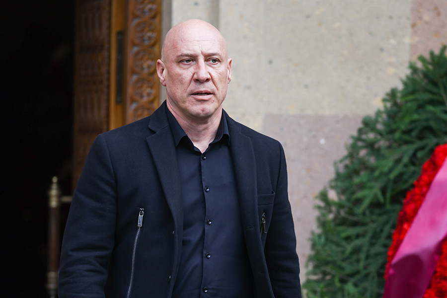 Также попрощаться с Кеосаяном прибыл певец Денис Майданов.