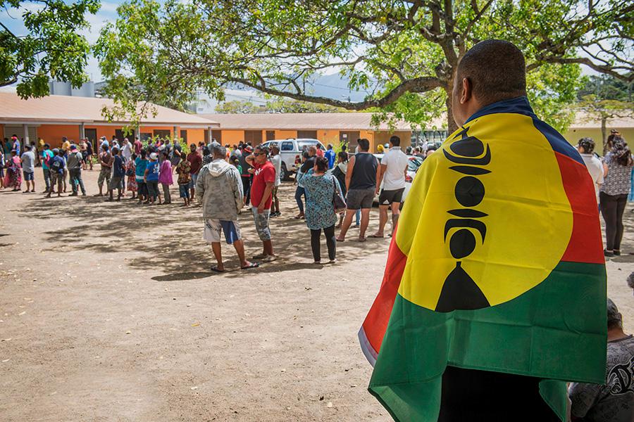 Жители столицы Новой Каледонии, Нумеа, стоят в очереди на избирательном участке, чтобы проголосовать на референдуме о независимости, 4 ноября 2018 года