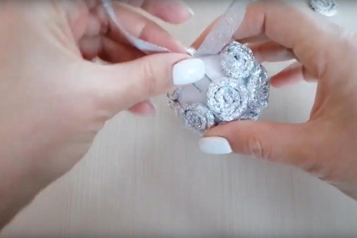 Как сделать новогодний шар из фольги