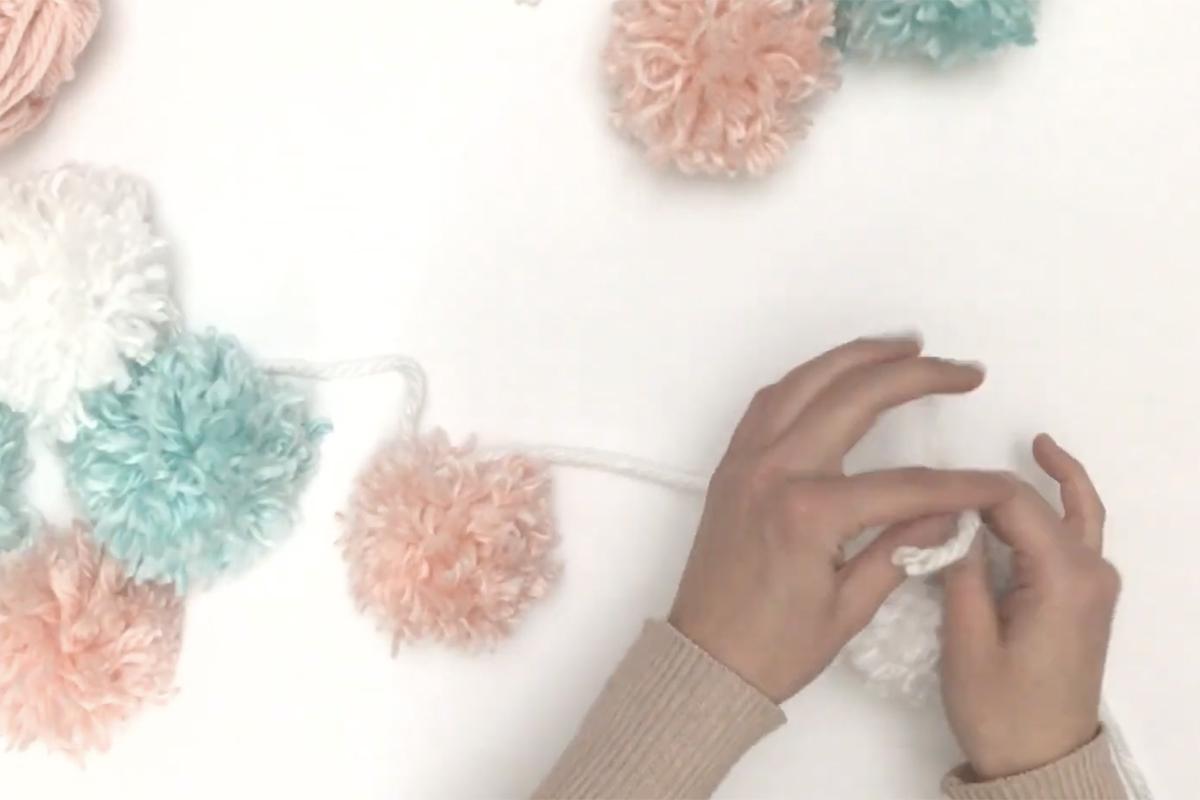 Как собрать новогоднюю гирлянду из помпонов