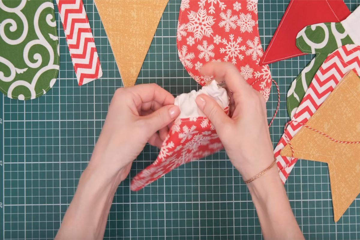 Как сделать новогоднюю гирлянду из лоскутков ткани