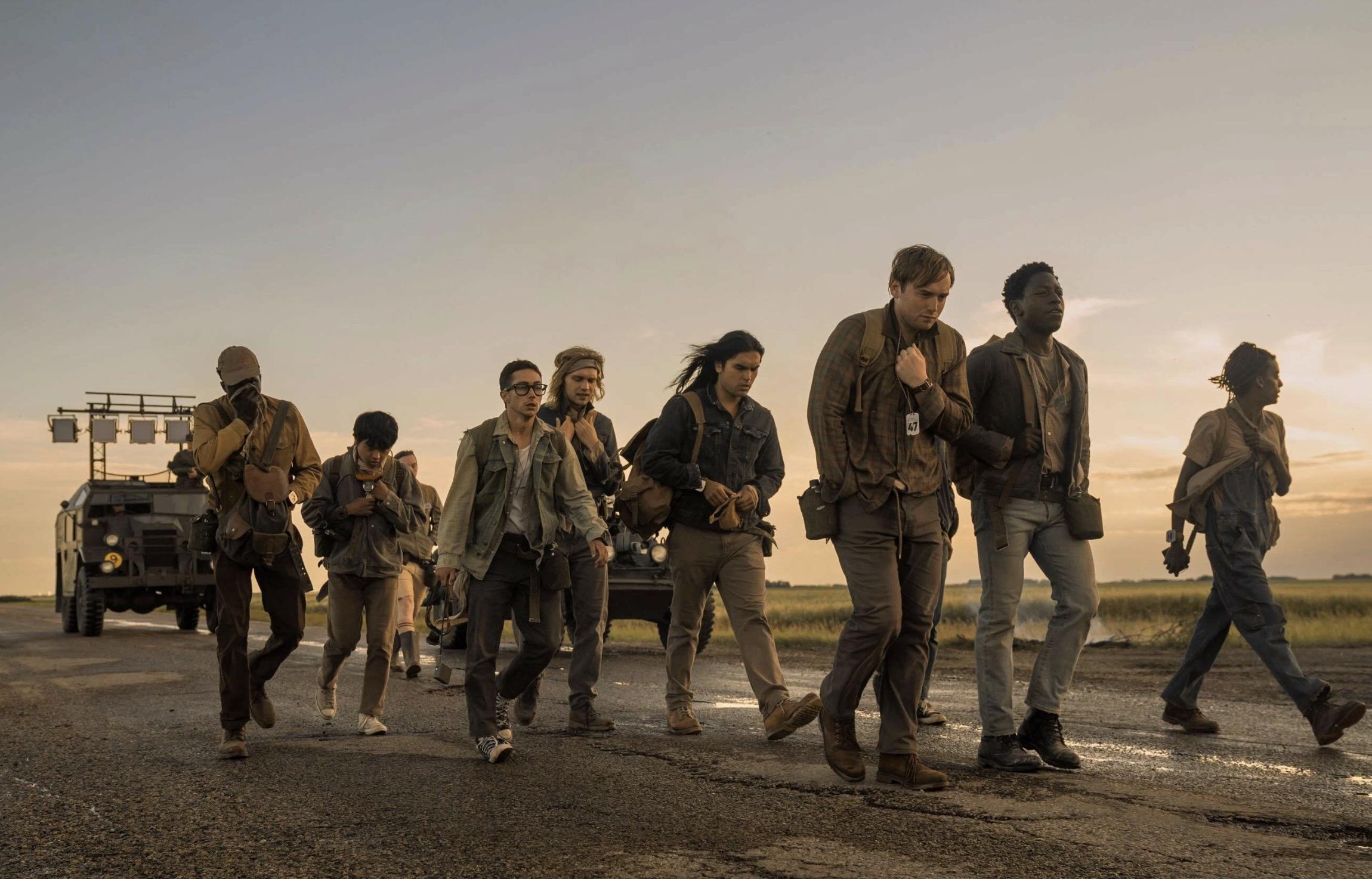 «Долгая прогулка».В антиутопическом мире Америки (то ли будущего, то ли прошлого) милитаристские власти заставляют молодых парней участвовать в изуверском соревновании на выносливость. По правилам нужно шагать многие километры в определенном темпе и не замедляться. Не спотыкаться. Не падать. Не уставать. За нарушение участника расстреливают на месте, и последнее, что видит измученный ребенок — это дуло ружья и спины товарищей, которые продолжают свой марш.«Красивые кадры с почти пустынной сельской Америкой, по которой герои шагают в сопровождении военных, выглядят как ожившие фотографии Уильяма Эгглстона. «Долгая прогулка», об антиутопическом устройстве которой нам в фильме сообщают мало, существует в безвременье, похожем на 1960-е. Роман Кинга тоже в общих чертах рассказывал о мире победившего военного авторитаризма. Люди, не согласные с политикой государства, встречали двух солдат у себя на пороге, а затем бесследно исчезали. В фильме беспощадность системы антиутопической Америки отражает флешбэк с неповиновением отца Рэя Гаррати (персонаж Купера Хоффмана). В романе же все гораздо мрачнее». Из рецензии Марии Ракитиной