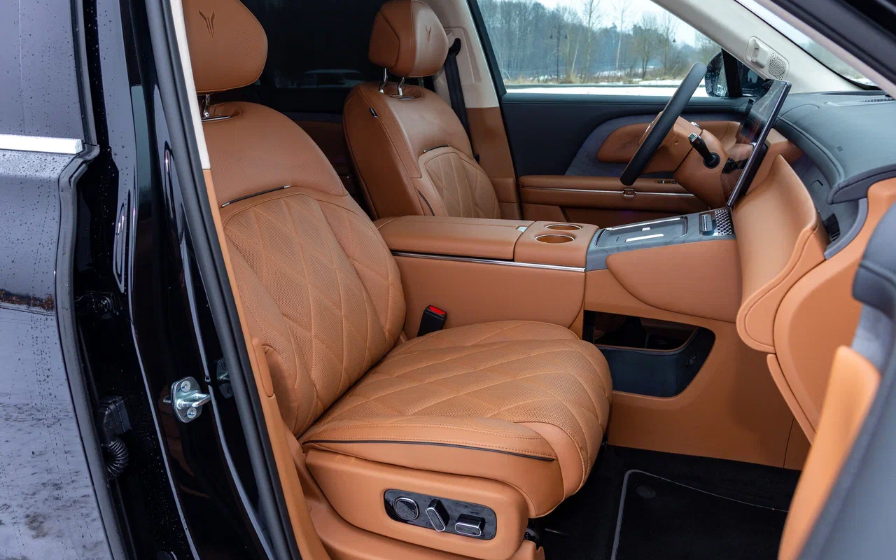 Переднее пассажирское кресло в Voyah Taishan в зависимости от комплектации&nbsp;регулируется в 10 или 12 направлениях