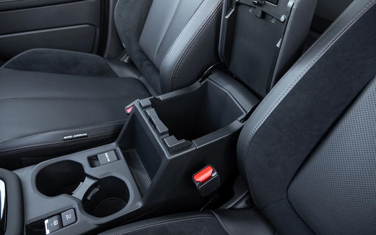 Под центральным передним&nbsp;подлокотником в Subaru Forester есть скромный по размерам бокс