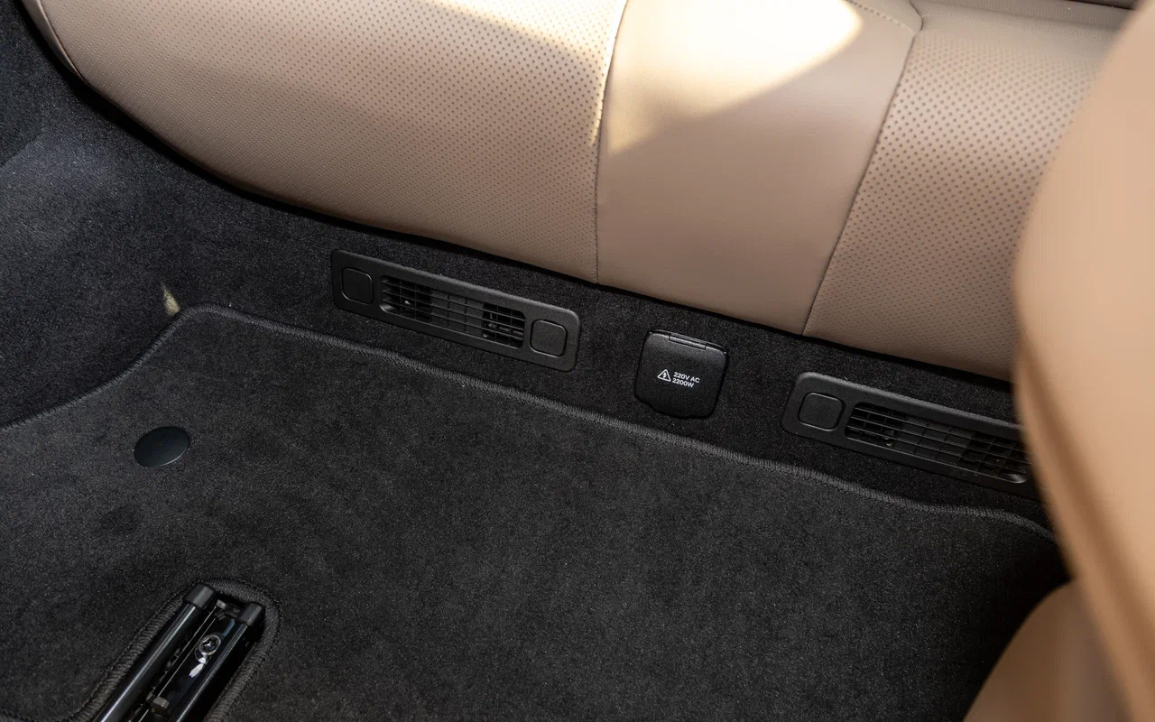 Для поддержки комфортной температуры в ногах пассажиров третьего ряда предусмотрены воздуховоды. Между кресел &mdash; розетка на 200 В