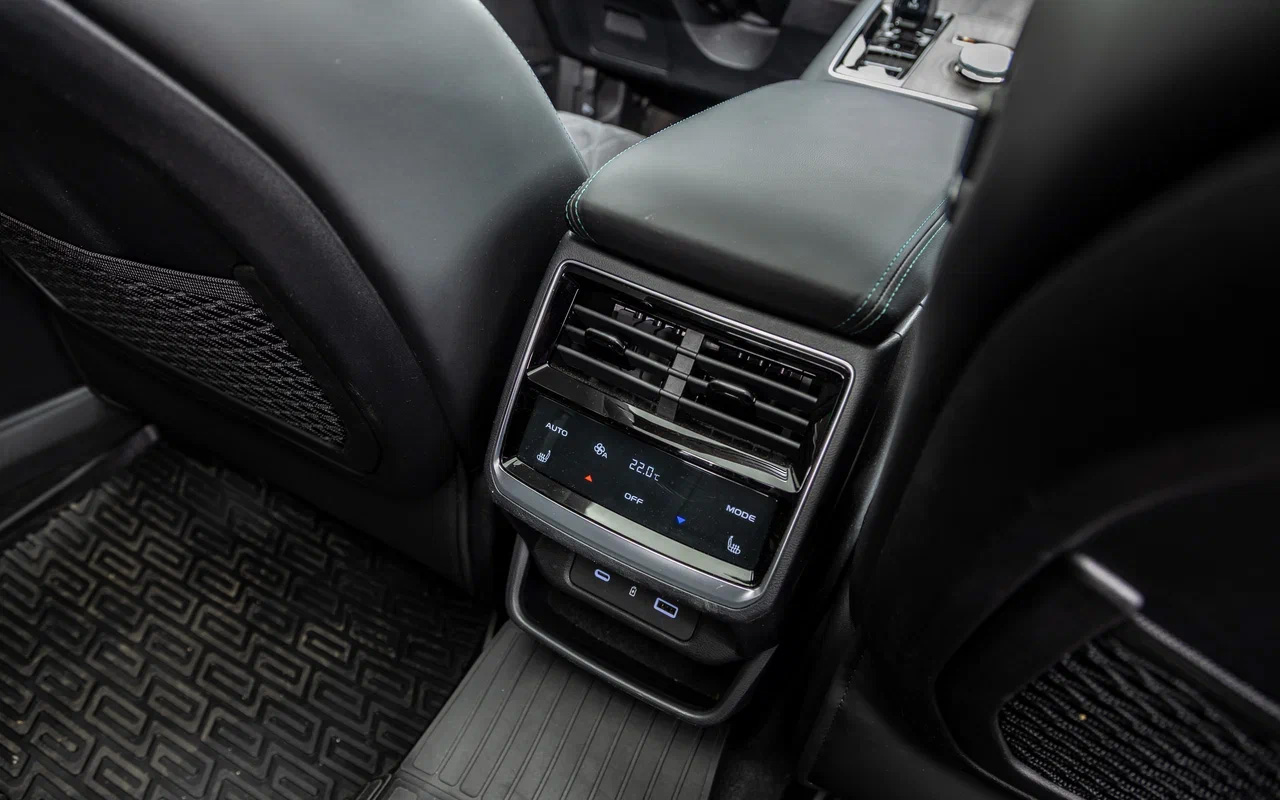 В отличие от конкурента, у&nbsp;Geely Monjaro на втором ряду отдельный &laquo;климат&raquo; с блоком управления и разделением&nbsp;воздушных потоков&nbsp;