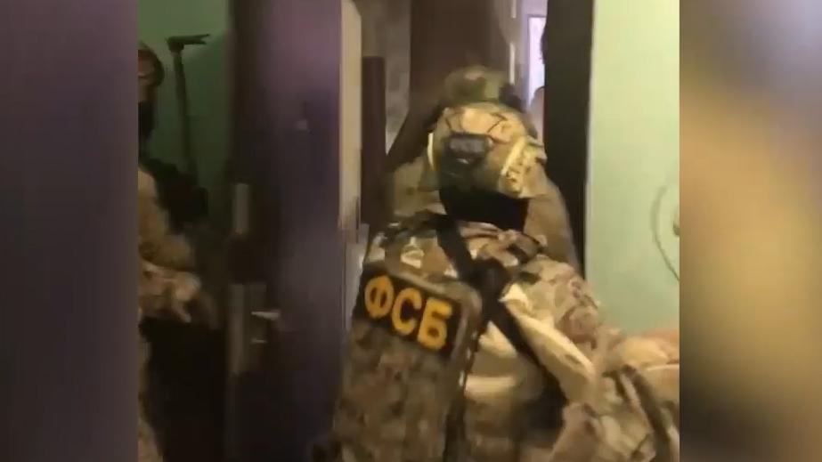ФСБ задержала мужчину за «акции устрашения» военных. Видео