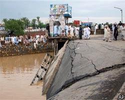В Пакистане из-за ливня рухнул мост, погибли 39 человек