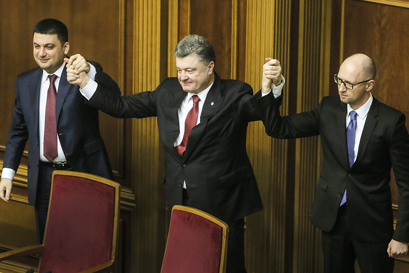 Спикер Верховной рады Владимир Гройсман, президент Украины Петр Порошенко и премьер-министр Украины Арсений Яценюк (слева направо на втором плане)


