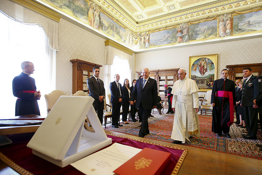 Папа Франциск и&nbsp;президент Израиля Реувен Ривлин во&nbsp;время аудиенции в&nbsp;частной библиотеке понтифика в&nbsp;Ватикане
