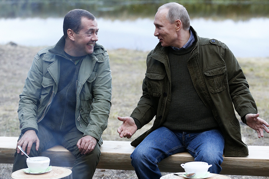Владимир Путин и Дмитрий Медведев на берегу озера Ильмень. 10 сентября 2016 года


