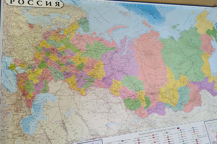 В книжных магазинах появились карты России с новыми регионами"/>













