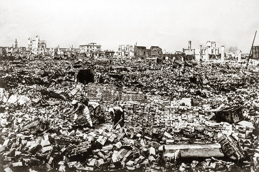 Количество жертв: 142,8 тыс. человек.

В 1923 году в Токио, порту Иокогама и прилегающих районах произошло землетрясение магнитудой 7,9, в результате которого погибли более 140 тыс. человек и было разрушено около полумиллиона домов. Вскоре после толчков в городах начались пожары, из-за сильного ветра огонь быстро распространялся: в Токио зафиксировали 130 отдельных очагов, многие из которых были в густонаселенных восточных и северо-восточных районах. Землетрясение также спровоцировало цунами, которое возникло в заливе Сагами и обрушилось на близлежащие поселения.

Стихия нанесла ущерб почти на 6,5 млрд иен, это примерно в четыре раза больше, чем национальный бюджет Японии на 1922 год
