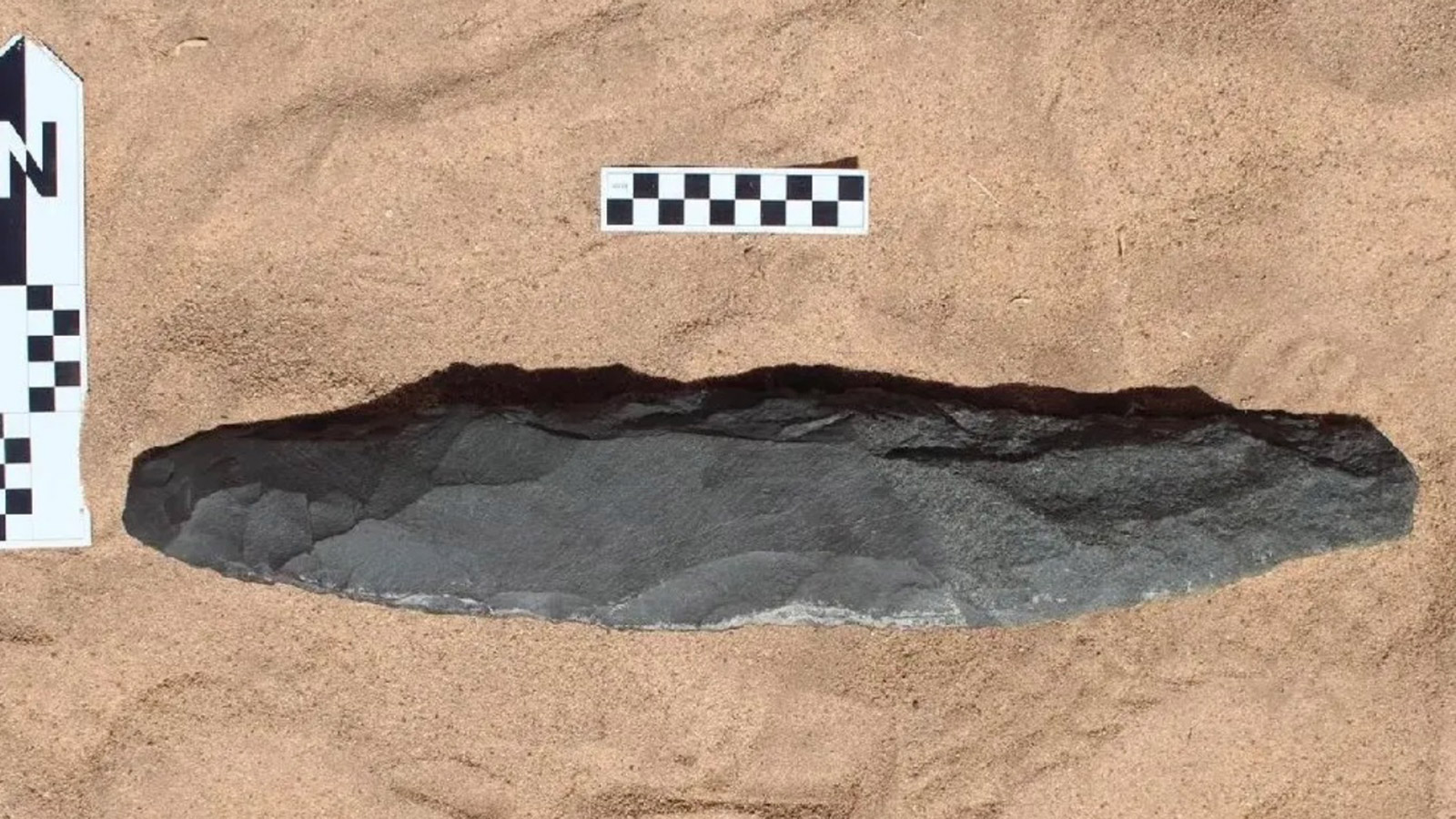 <p>На фото: найденный на раскопках в Саудовской Аравии топор&nbsp;длиной&nbsp;51,3 см</p>