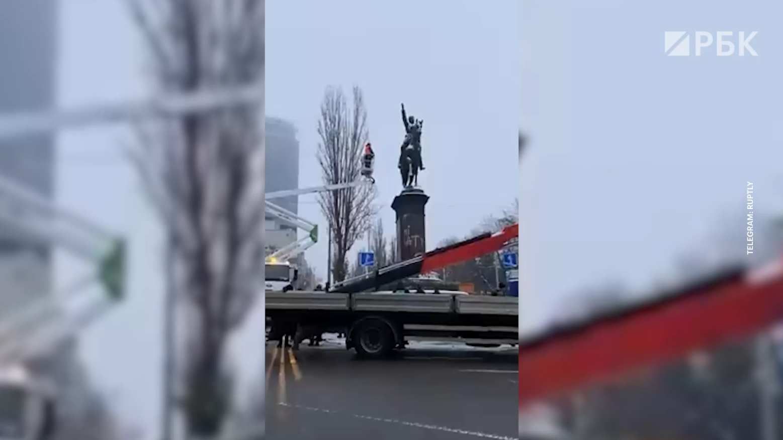 В Киеве сняли памятник Щорсу, отпилив коню ноги