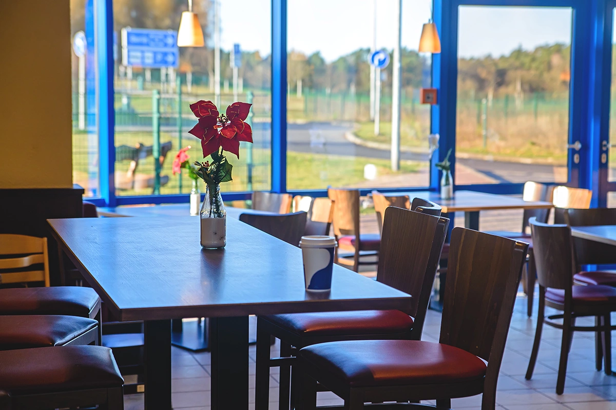 Губернатор Забайкальского края Александр Осипов предложил запретить продажу алкогольной продукции в придорожных кафе на федеральных и региональных трассах по всей России