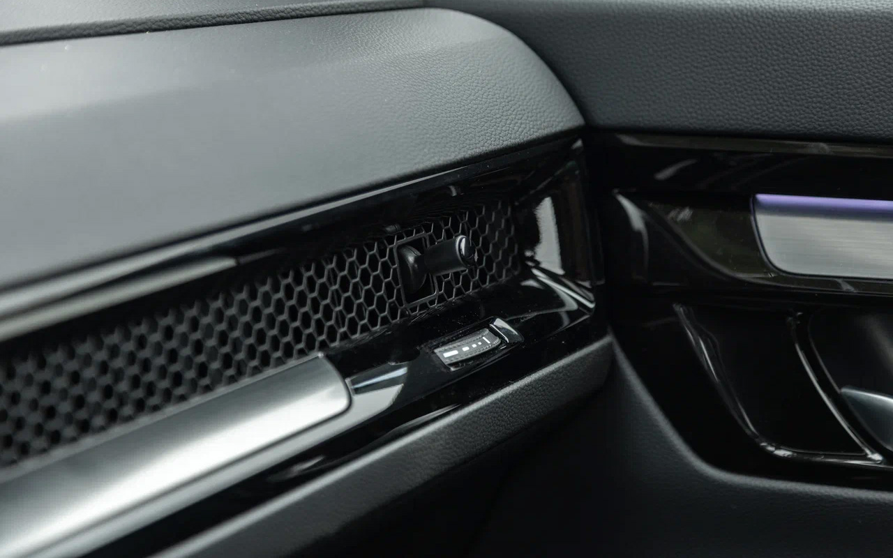 Не обошлось в салоне Honda CR-V без толики бликующего глянца. Его бы стоило убрать