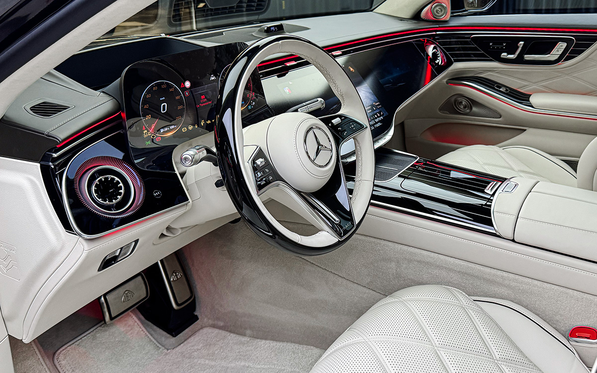 Напоминание о том, что вы находитесь именно в Maybach, есть даже на педалях