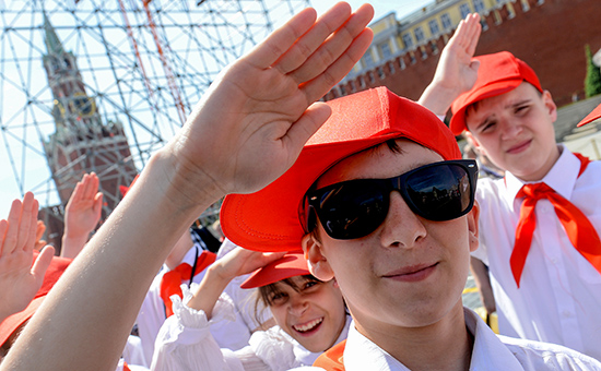 Участники церемонии торжественного приема российских школьников в пионеры на Красной площади, май 2013 года