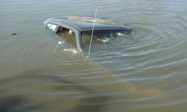 В Ханты-Мансийском автономном округе ВАЗ 2105 упал в воду