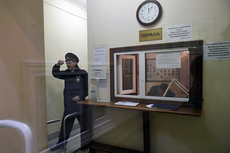 Сотрудник полиции в здании Театра Армена Джигарханяна на Ломоносовском проспекте