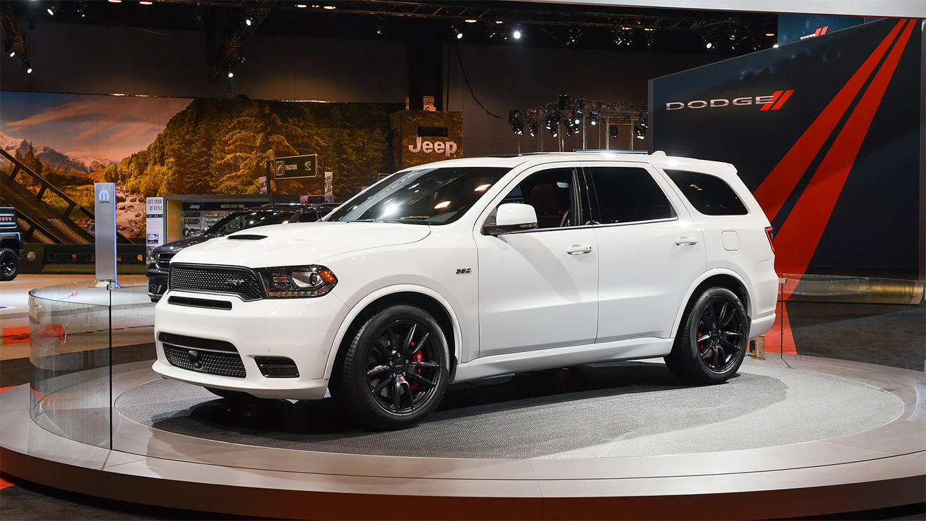 В прошлом году в Чикаго был представлен Dodge Durango SRT, который позиционировался как самый быстрый внедорожник с тремя рядами сидений. Благодаря мотору V8 объемом 6,4 л (482 л.с.) он разгоняется до 97 км/ч за 4,4 с, а четверть мили проезжает за 12,9 секунды. В этом году ателье Mopar предложило улучшения для Durango SRT: новую систему выпуска из нержавеющей стали и еще более заниженную подвеску, с которой внедорожник меньше приседает при разгоне.
