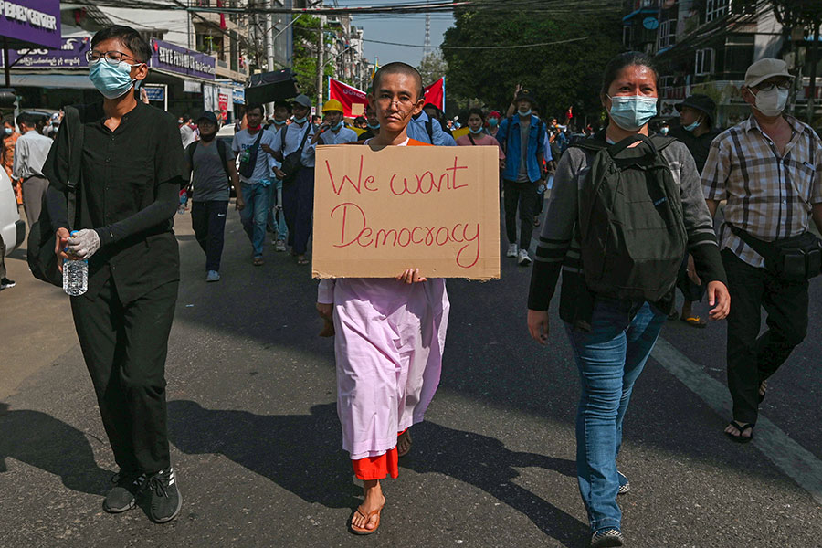 Буддийская монахиня требует демократии в Янгоне, Мьянма, 8 февраля
&nbsp;