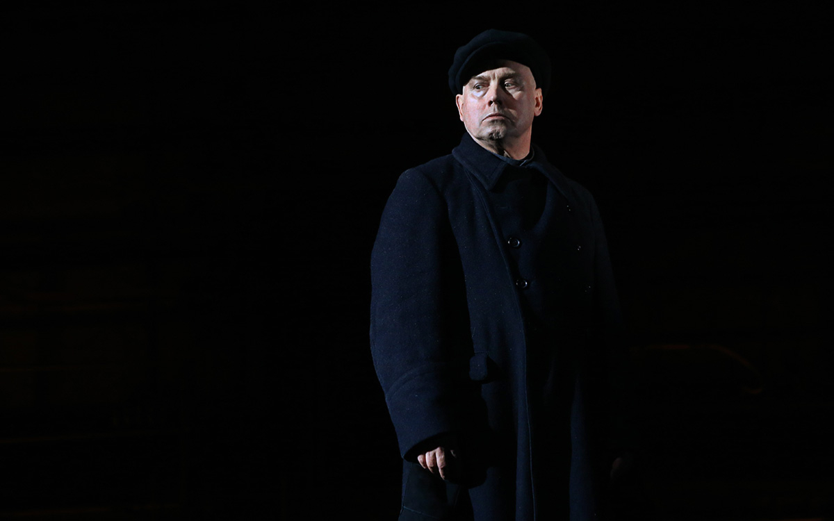 Виктор Сухоруков&nbsp;на сцене Театра имени Моссовета&nbsp;во время спектакля &laquo;Странник&raquo;