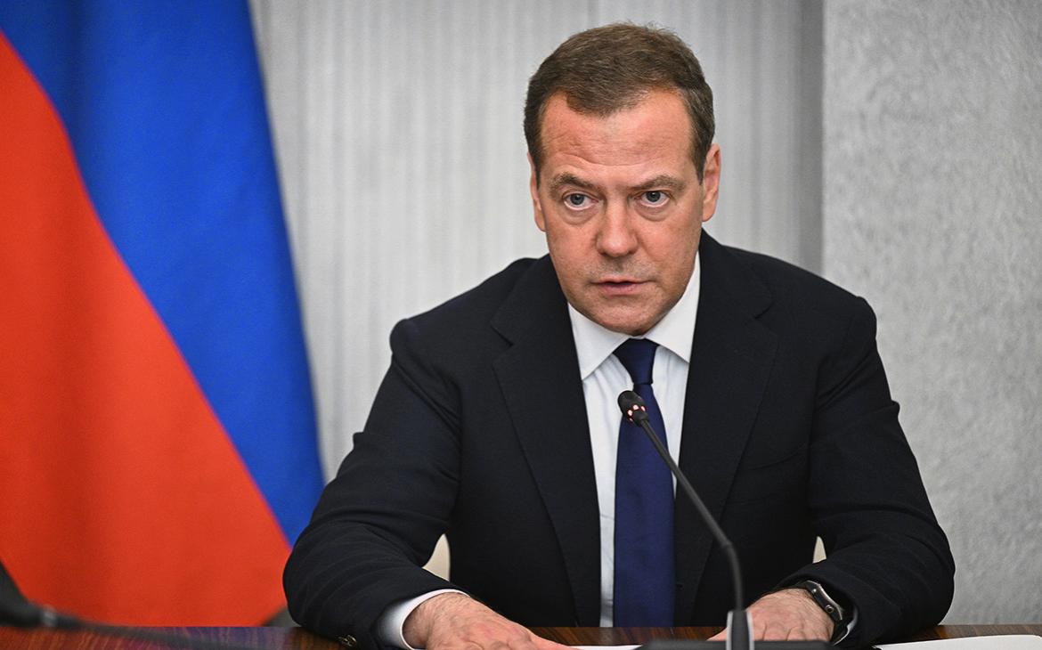 Медведев назвал поставку дальнобойных РСЗО Украине путем к мировой войне