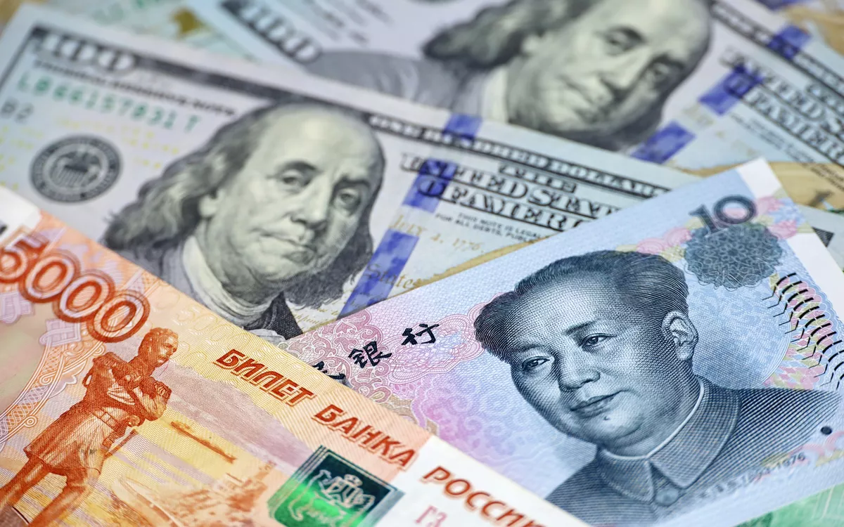 Доллар снизился к основным валютам до минимума за полгода