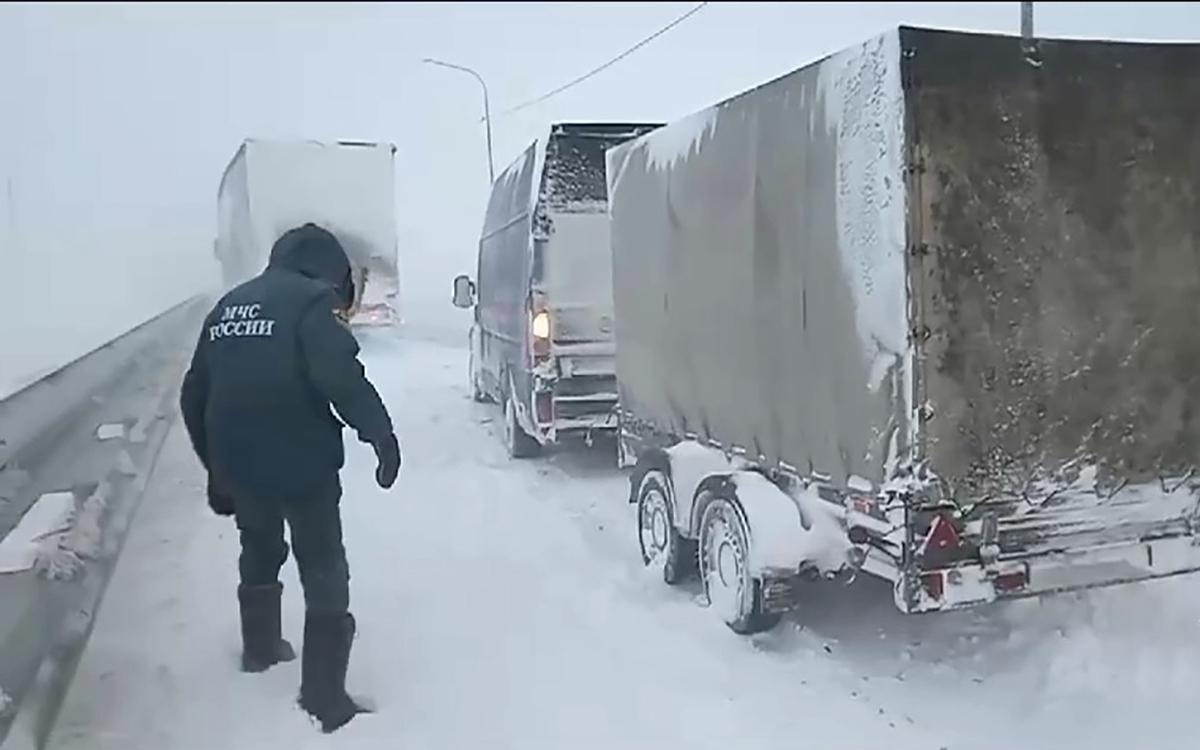 На платной трассе М-12 в Татарстане из-за метели резко понизили скорость