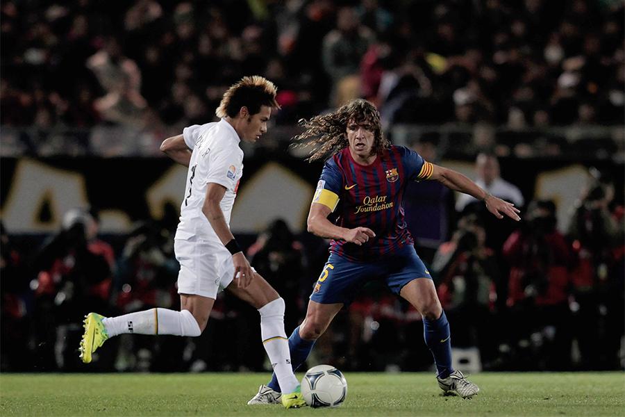 Неймар (слева) и Карлес Пуйоль во время финального матча клубного чемпионата мира по футболу между &laquo;Сантосом&raquo; и &laquo;Барселоной&raquo;, 2011 год