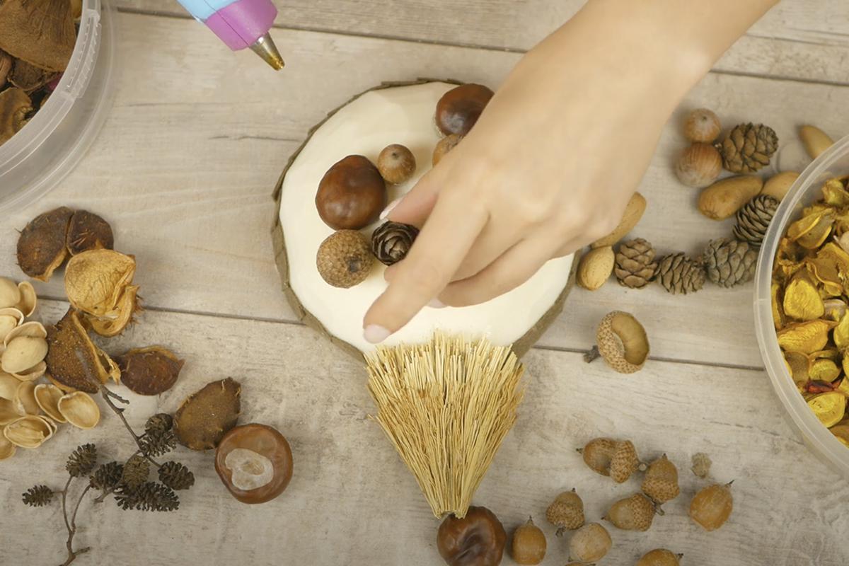 Одна из самых популярных и простых поделок; отлично подойдет для детей младшего возраста