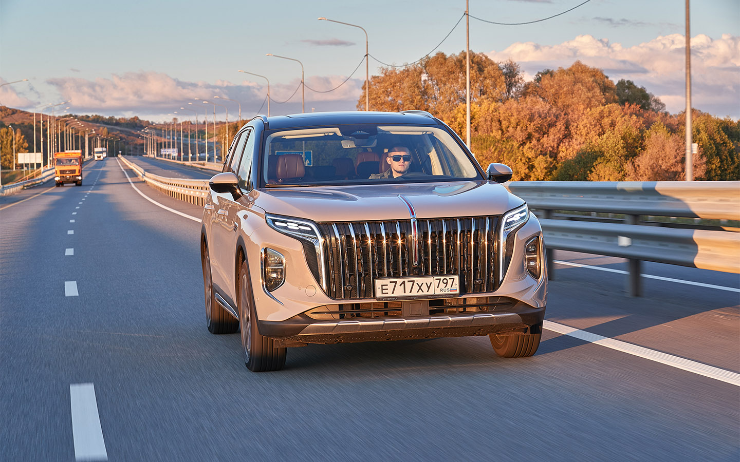 За радиаторной решеткой Hongqi HS7 скрываются автоматические шторки, преграждающие путь лишнему воздуху при прогреве двигателя