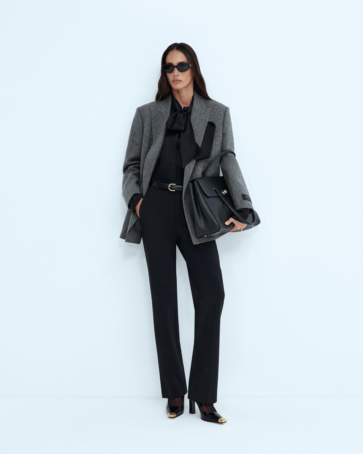 Пиджак Iceberg, блуза Principe di Bologna, брюки DONDUP, ремень Doucal’s, очки Prada,
сумка Lancaster, туфли Giuseppe Zanotti