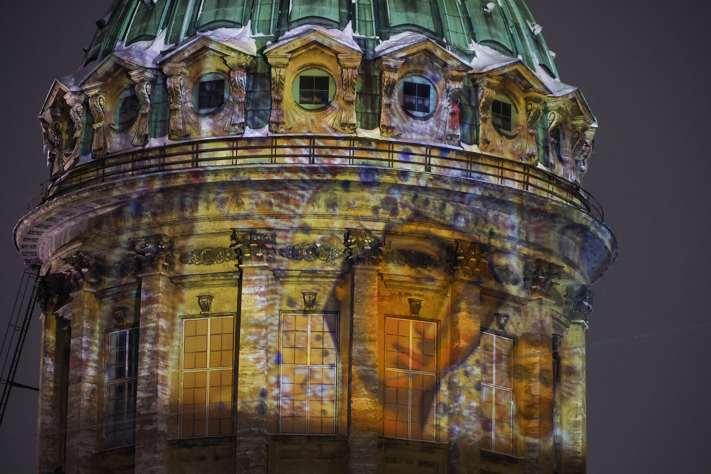 Санкт-Петербург. Световая проекция на куполе Казанского собора.