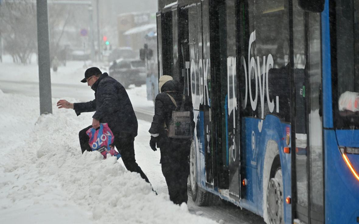 Москвичей призвали пересесть на автобусы, которые в снегопад едут быстрее