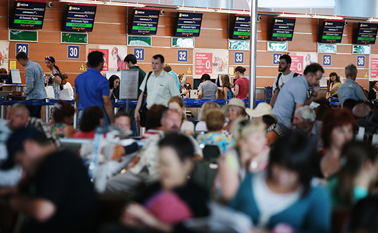 Пассажиры в зале ожидания перед вылетом в аэропорту Шереметьево. Архивное фото